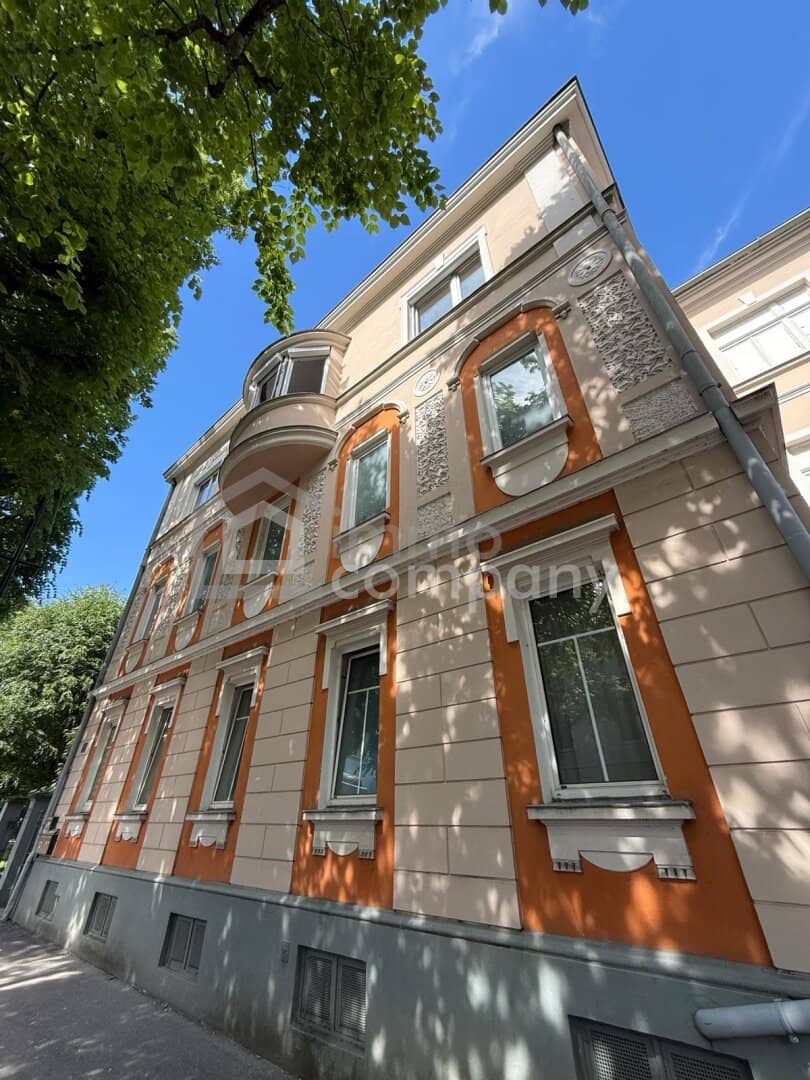 Spacious period apartment with balcony near Burggarten