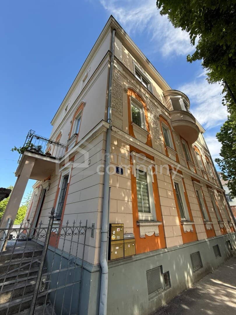 Großzügige Altbauwohnung mit Balkon nahe Burggarten