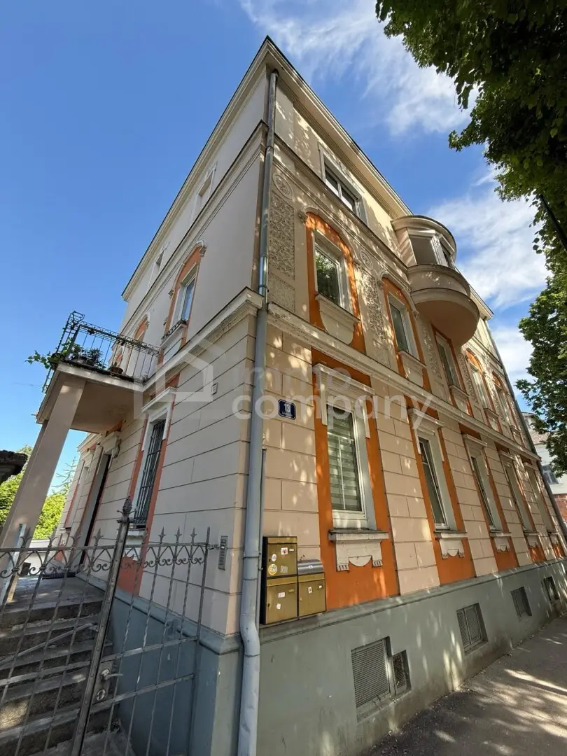 Spacious period apartment with balcony near Burggarten