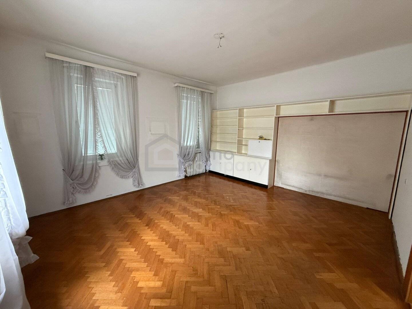 Spacious period apartment with balcony near Burggarten