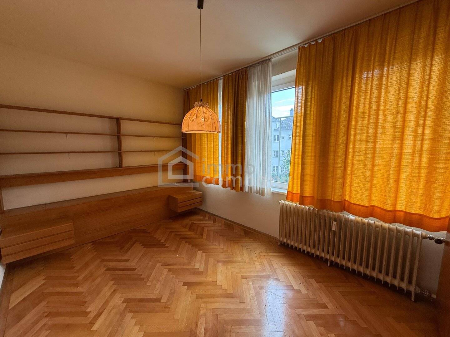 Spacious period apartment with balcony near Burggarten