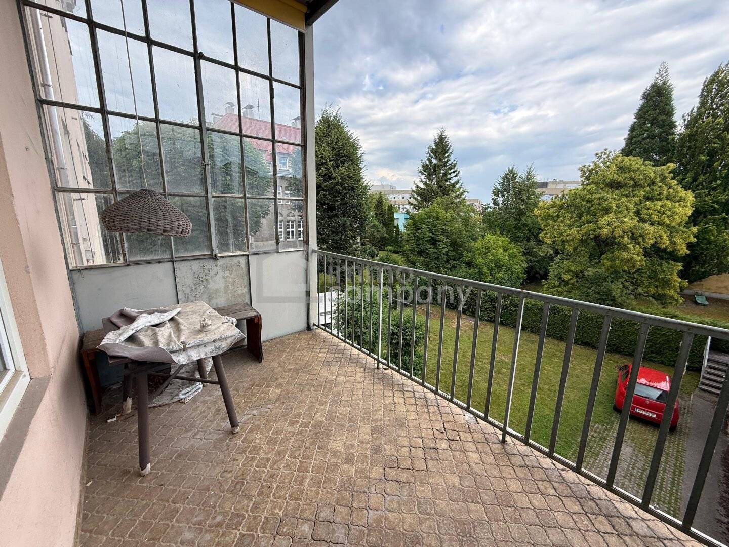 Großzügige Altbauwohnung mit Balkon nahe Burggarten