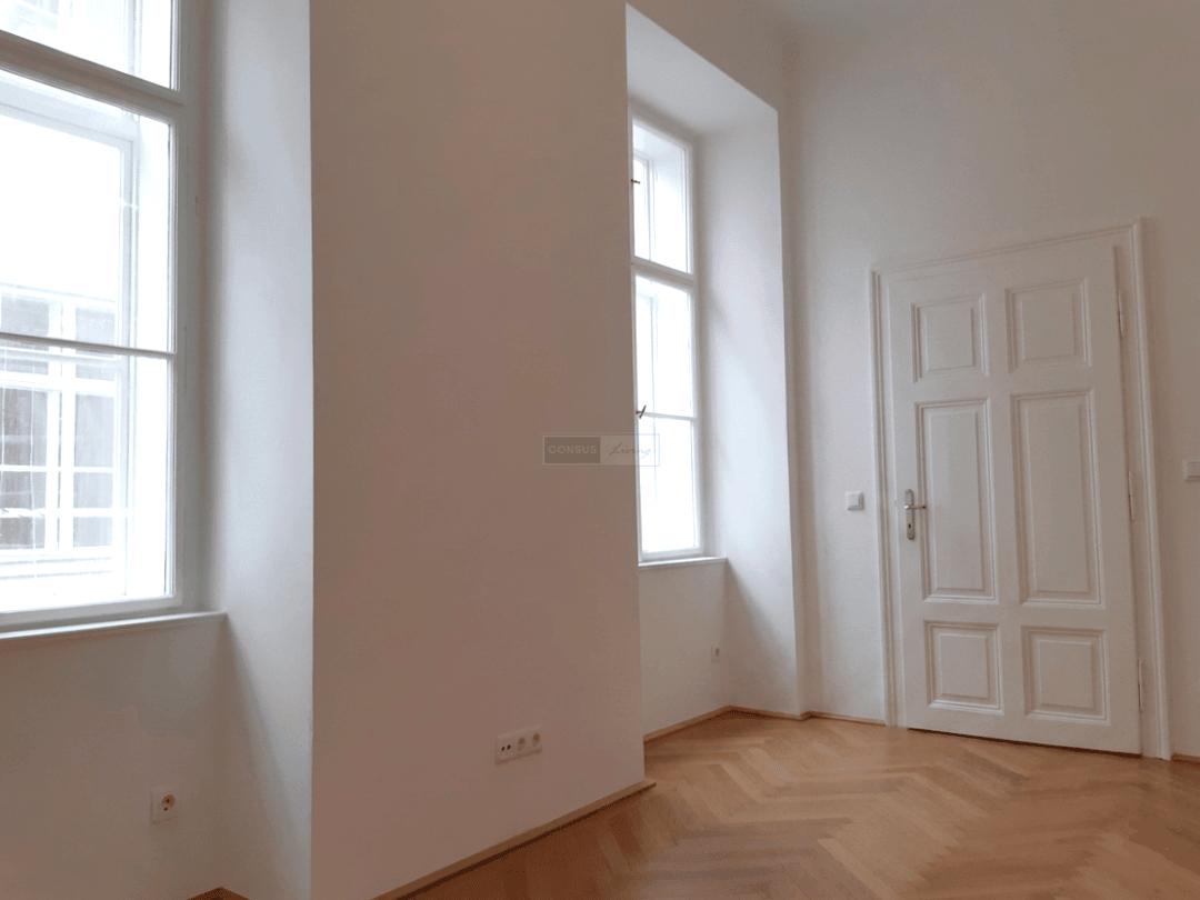Quiet Altbau apartment near Graben with parquet and fitted kitchen