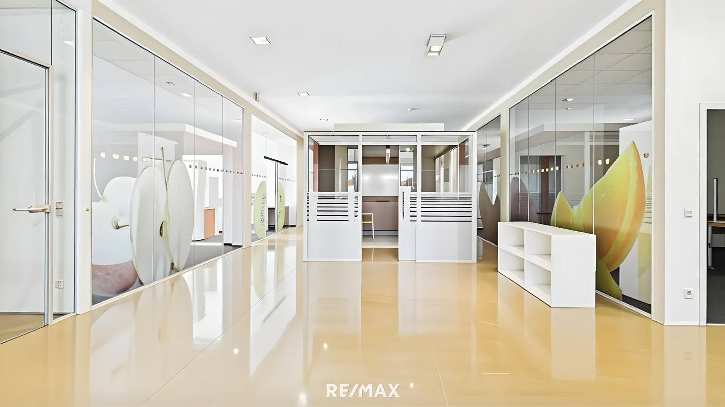 Office space with parquet and air conditioning in prime location