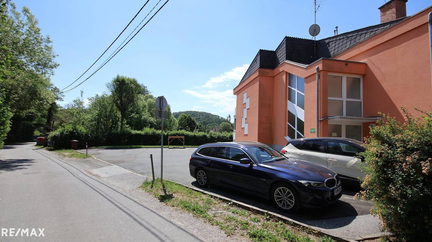 Bright apartment with loggia and parking space in a quiet location