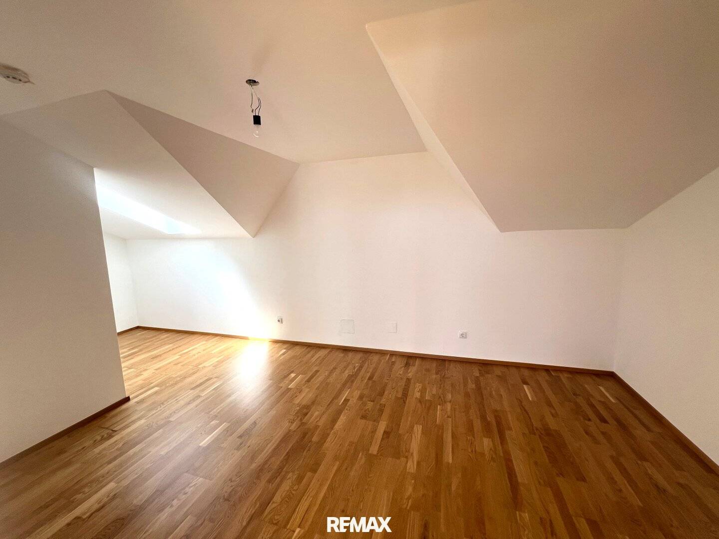 Helle Dachgeschosswohnung mit Klimaanlage und Lift