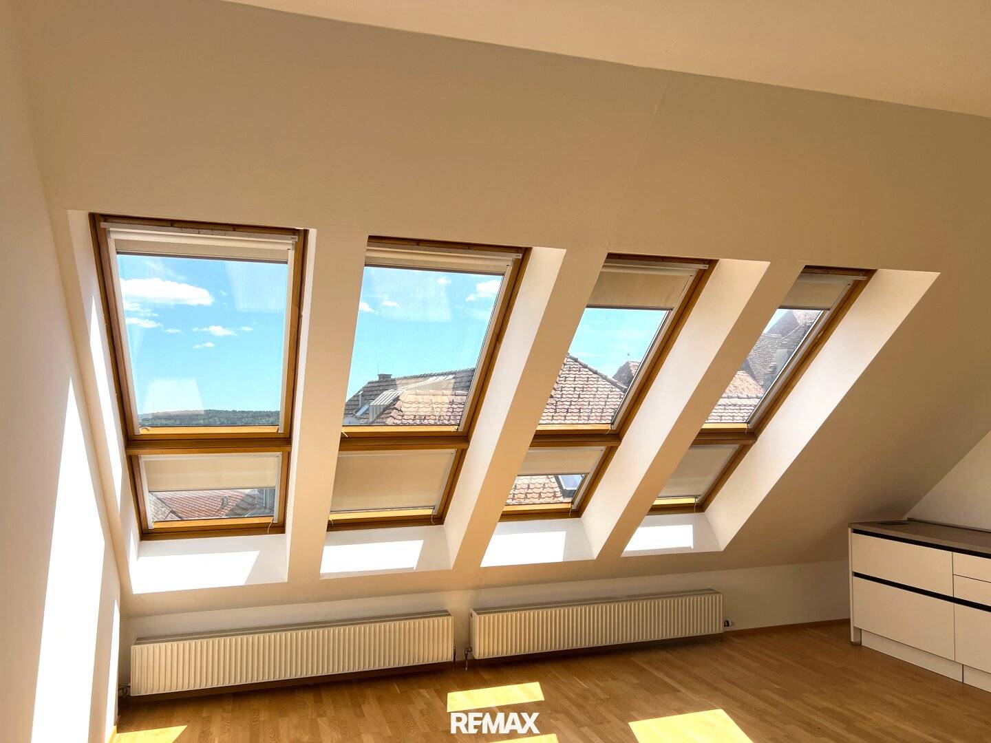 Helle Dachgeschosswohnung mit Klimaanlage und Lift