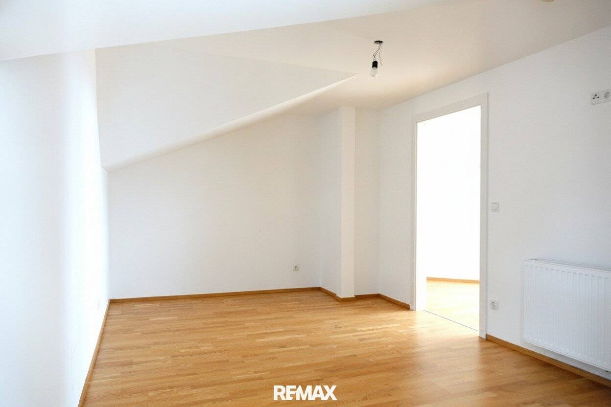 Helle Dachgeschosswohnung mit Klimaanlage und Lift