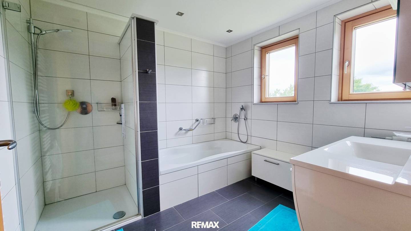 Großzügiges Einfamilienhaus mit Garten und Garage in ruhiger Lage