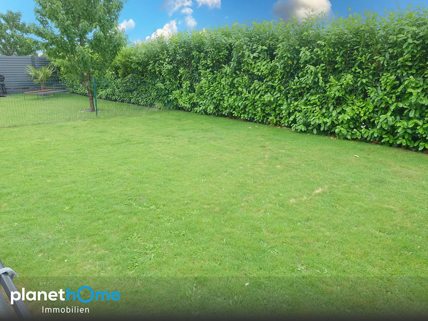 Like-new semi-detached house with sunny terrace and garden