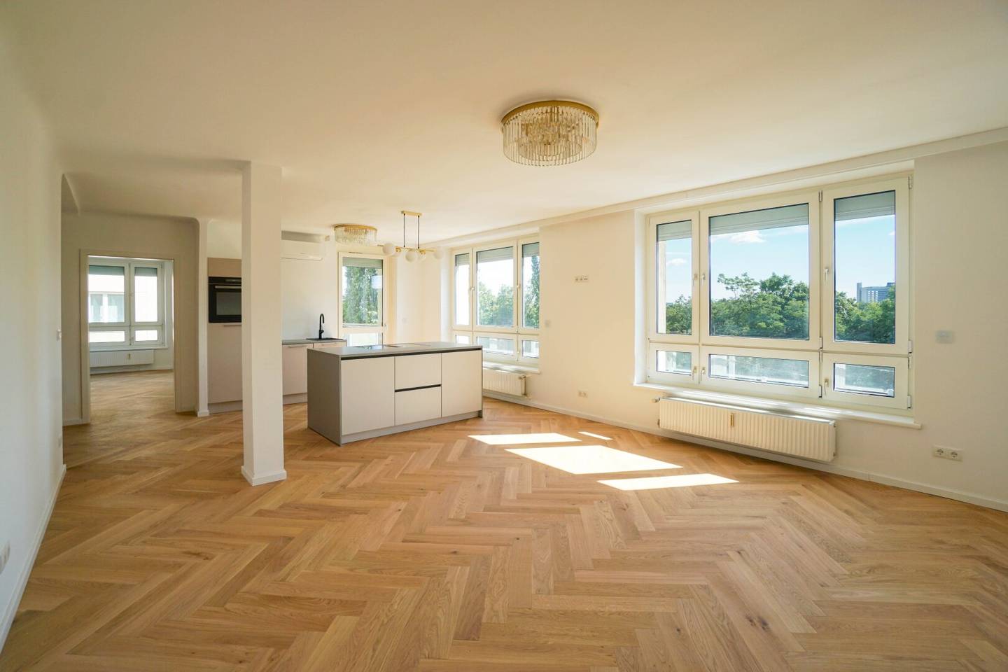 Renovated apartment with balcony and view of Belvedere Palace