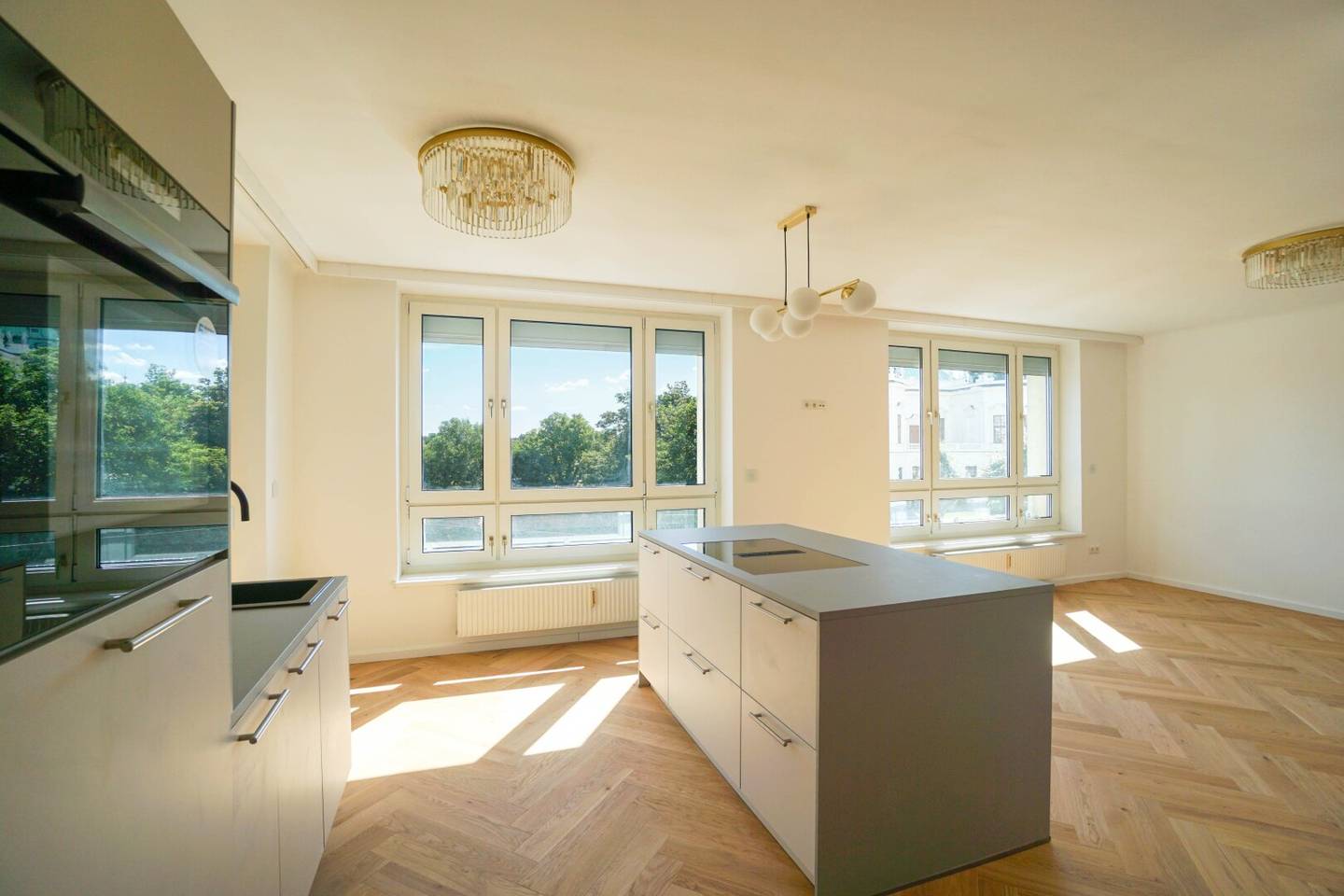 Renovated apartment with balcony and view of Belvedere Palace