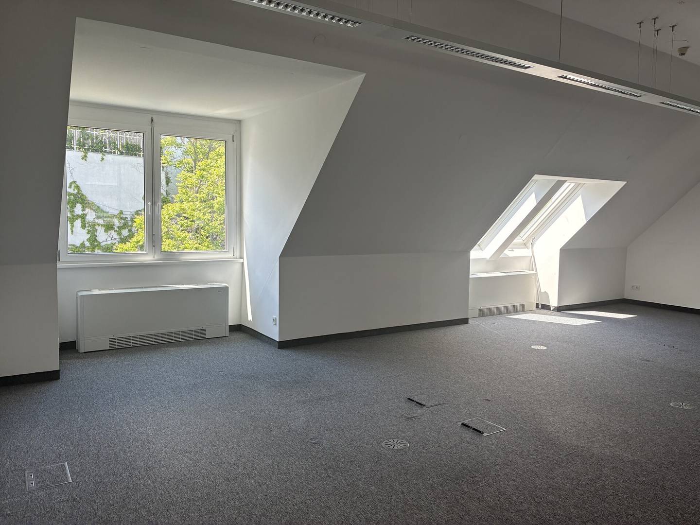 Office Space with Rooftop Terrace and Flexible Layout