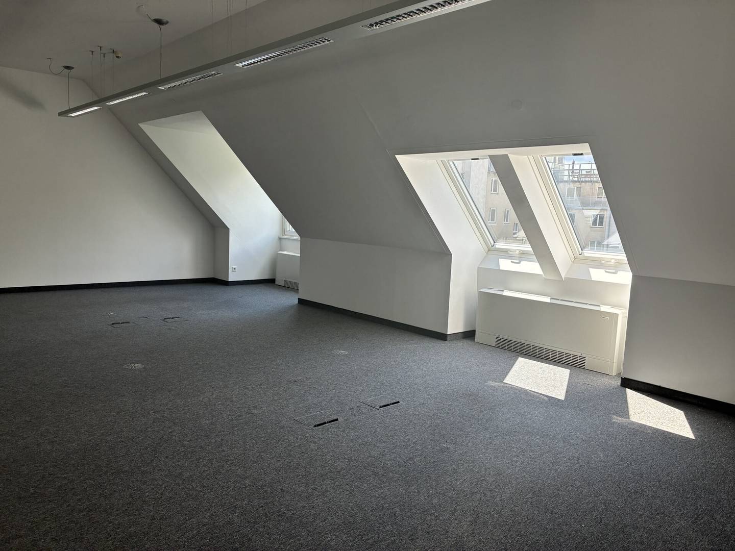 Office Space with Rooftop Terrace and Flexible Layout