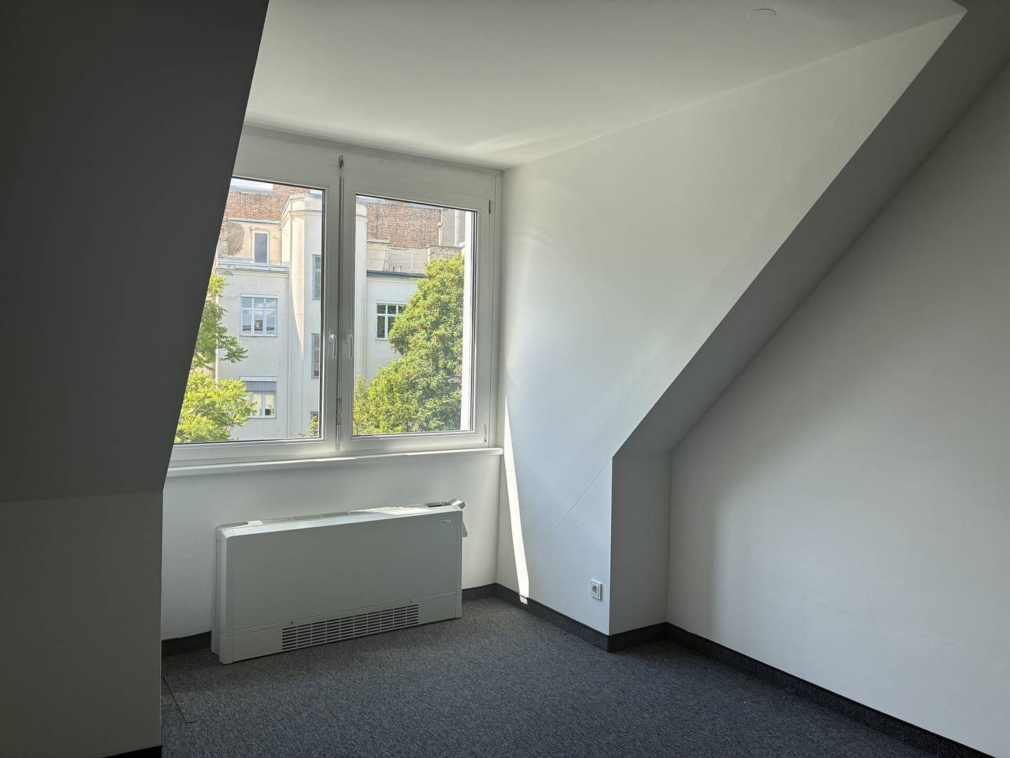 Office Space with Rooftop Terrace and Flexible Layout