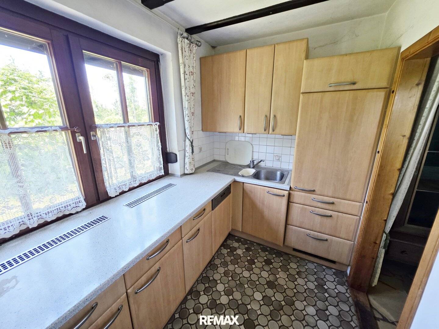 Einfamilienhaus mit großem Grundstück und Balkon