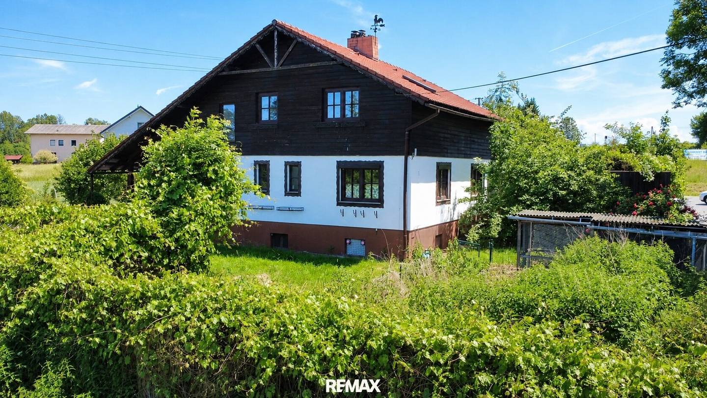 Einfamilienhaus mit großem Grundstück und Balkon