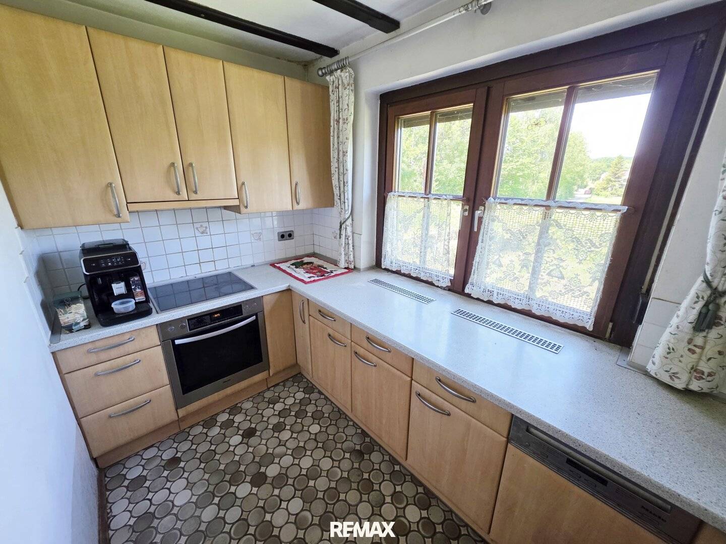 Einfamilienhaus mit großem Grundstück und Balkon