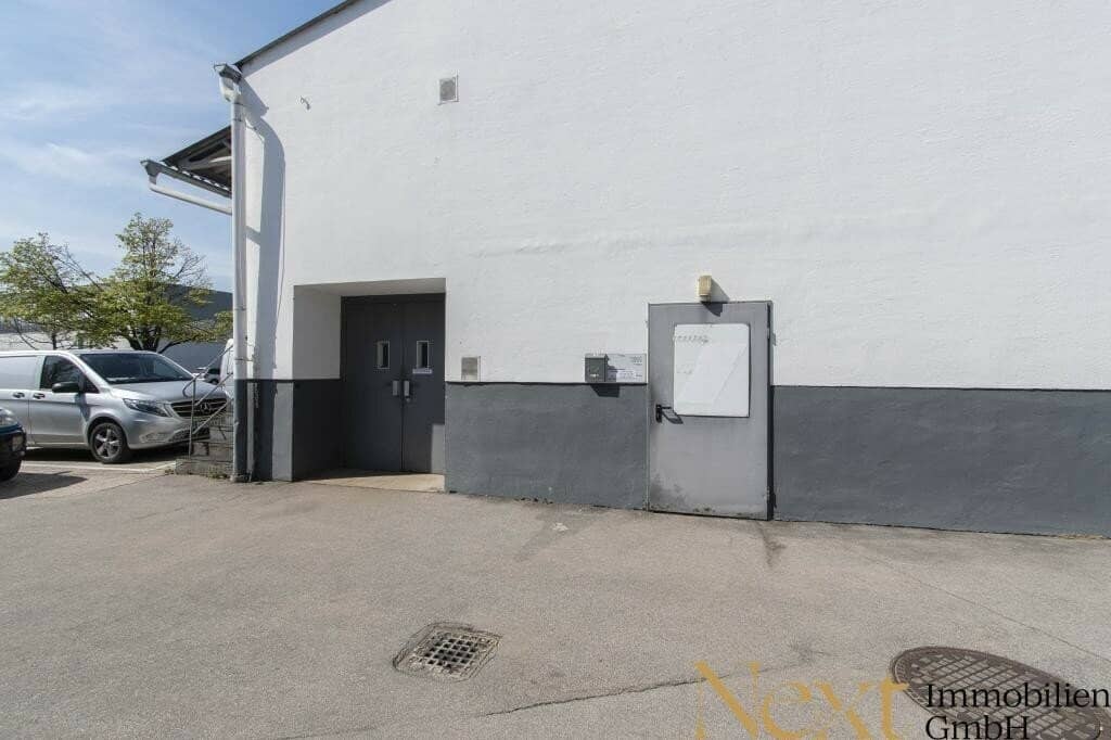 Warehouse space with freight elevator in a well connected location in Leonding for rent