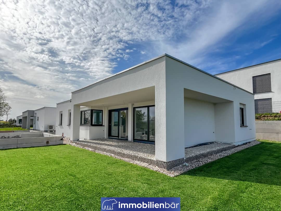 Bungalow with panoramic terrace and carport in sunny location