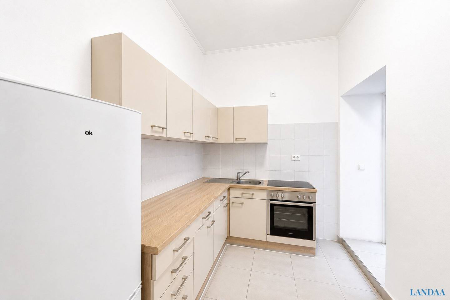 Modernized old building apartment with terrace and sauna in the heart of Vienna