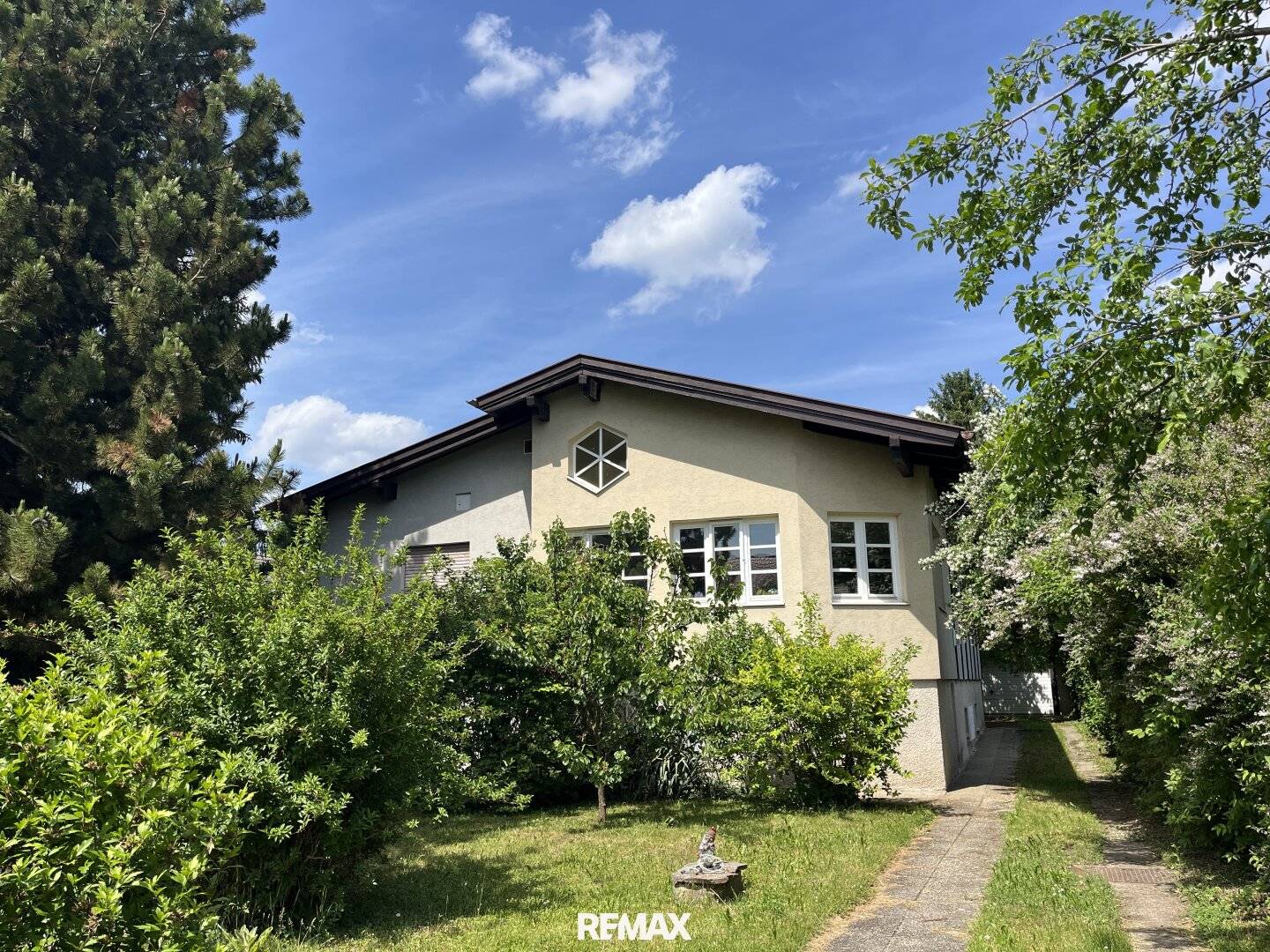 Gepflegtes Einfamilienhaus mit lichtdurchflutetem Wohnbereich und großzügigem Garten