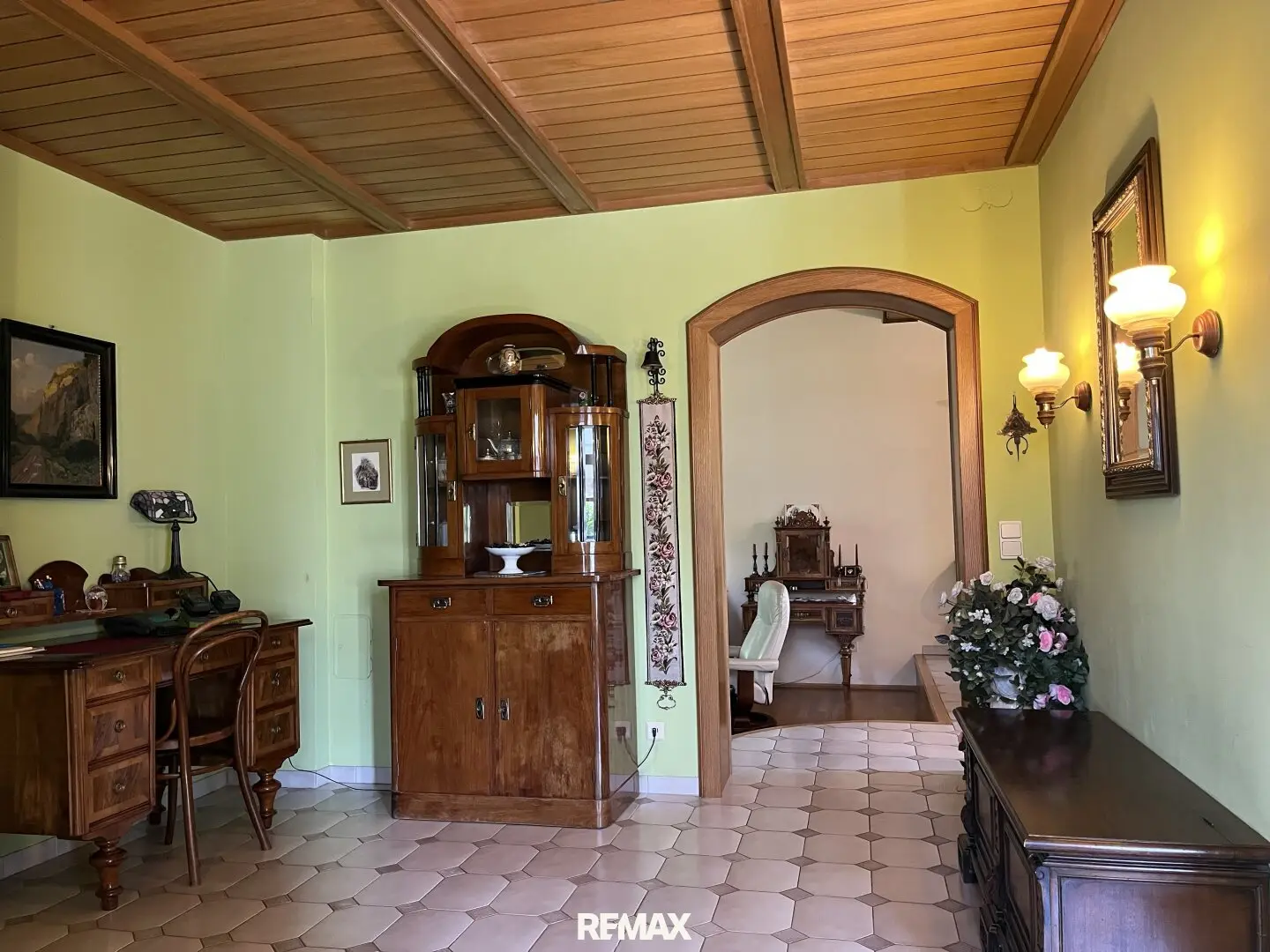 Well maintained single family house with light flooded living area and generous garden