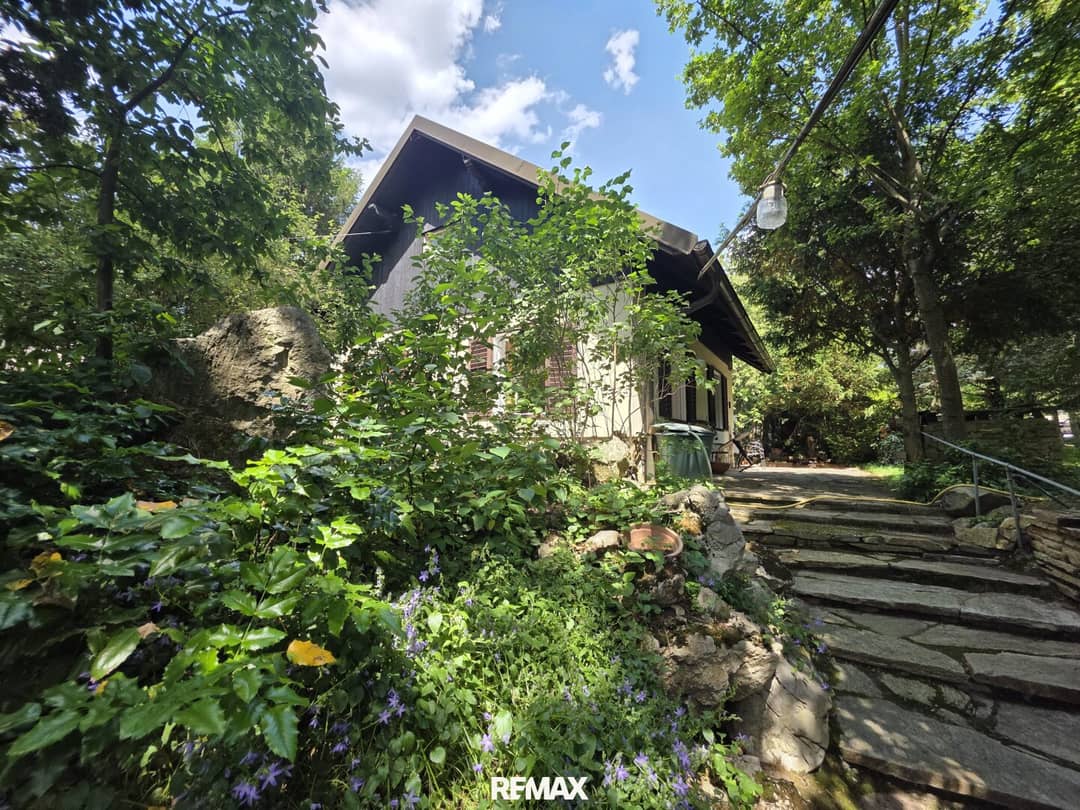 Einfamilienhaus mit Garten und Nebengebäuden in Asparn