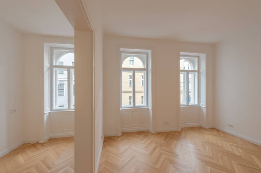Generalsanierte Altbauwohnung mit hofseitigem Balkon am Einsiedlerplatz
