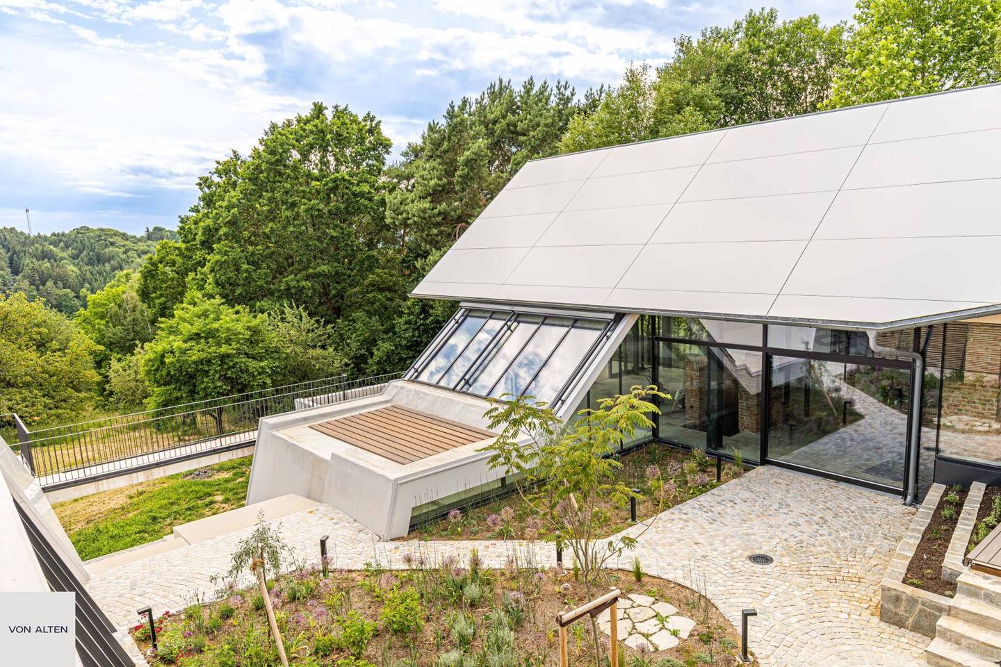 Architektonisches Unikat mit Infinity Pool und Gästehaus