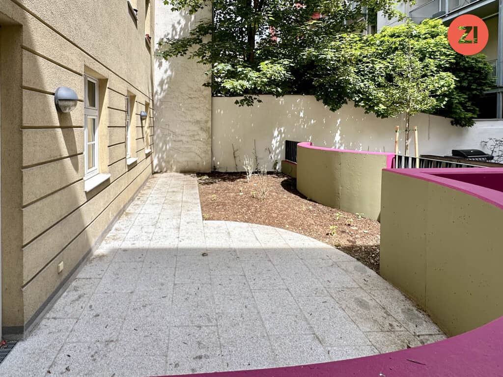 Generalsaniertes Büro mit Terrasse und Innenhofgarten im Zentrum
