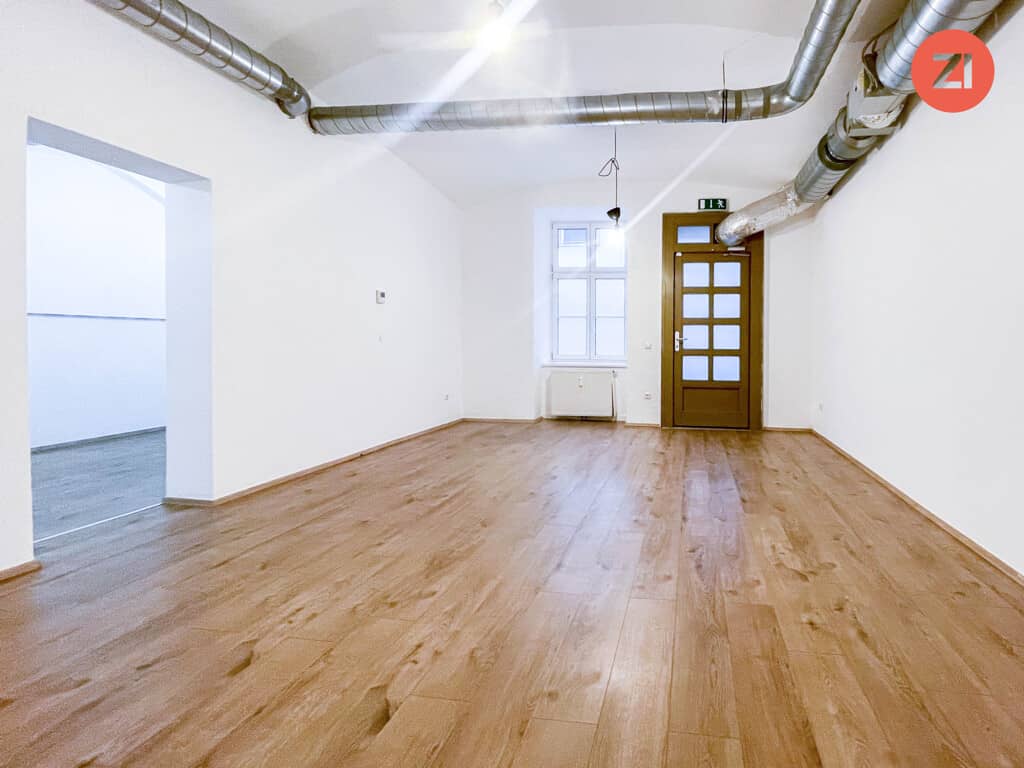 Commercial space near Landestheater with excellent transport links