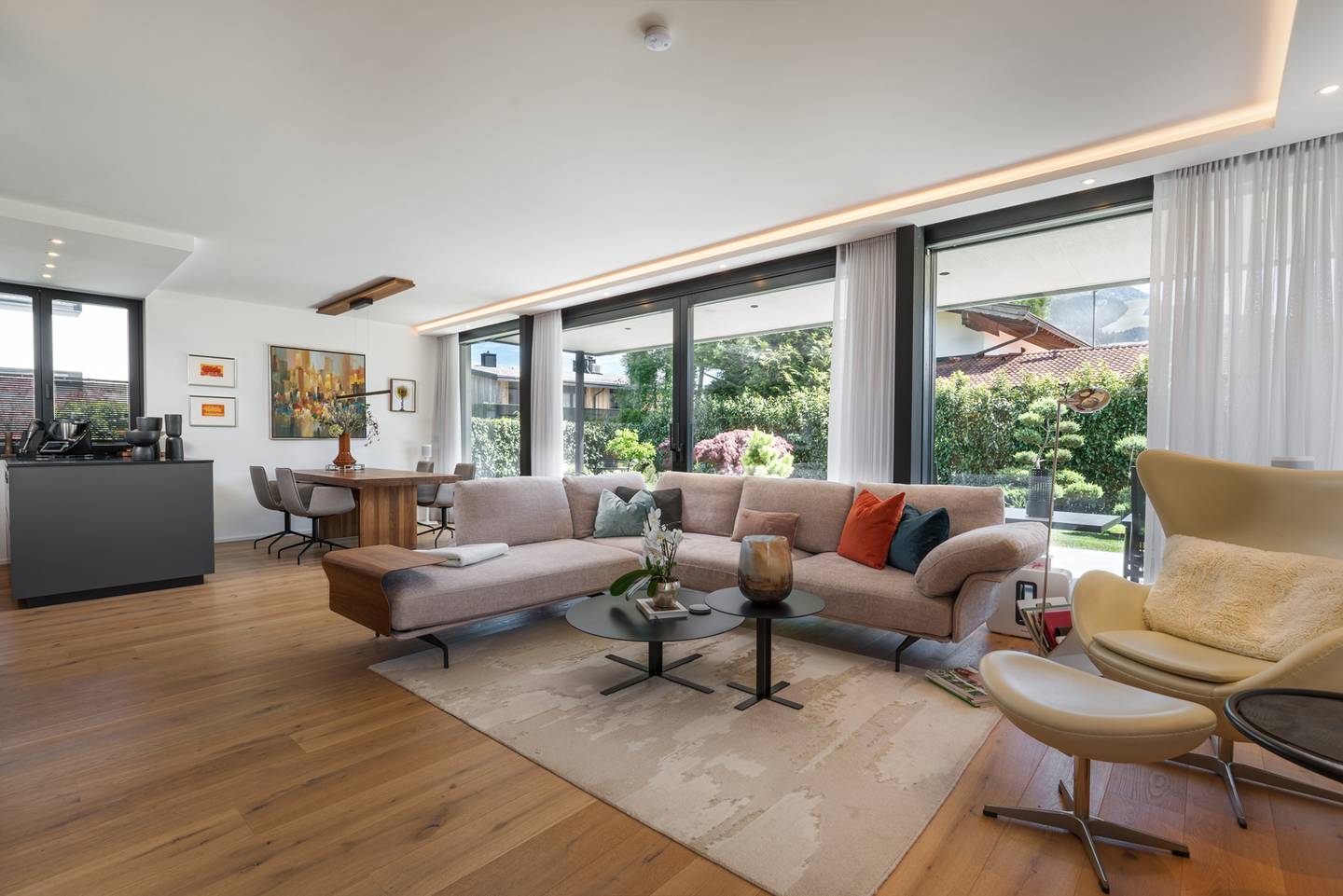 Erdgeschosswohnung im Zwei-Parteienhaus mit Gartenblick und Tiefgarage