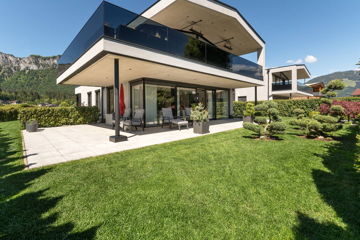 Erdgeschosswohnung im Zwei-Parteienhaus mit Gartenblick und Tiefgarage