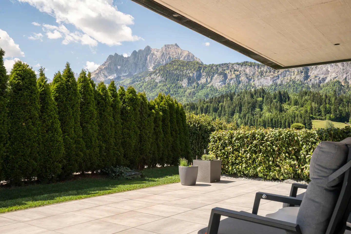 Ground floor apartment in a two-family house with garden view and underground parking