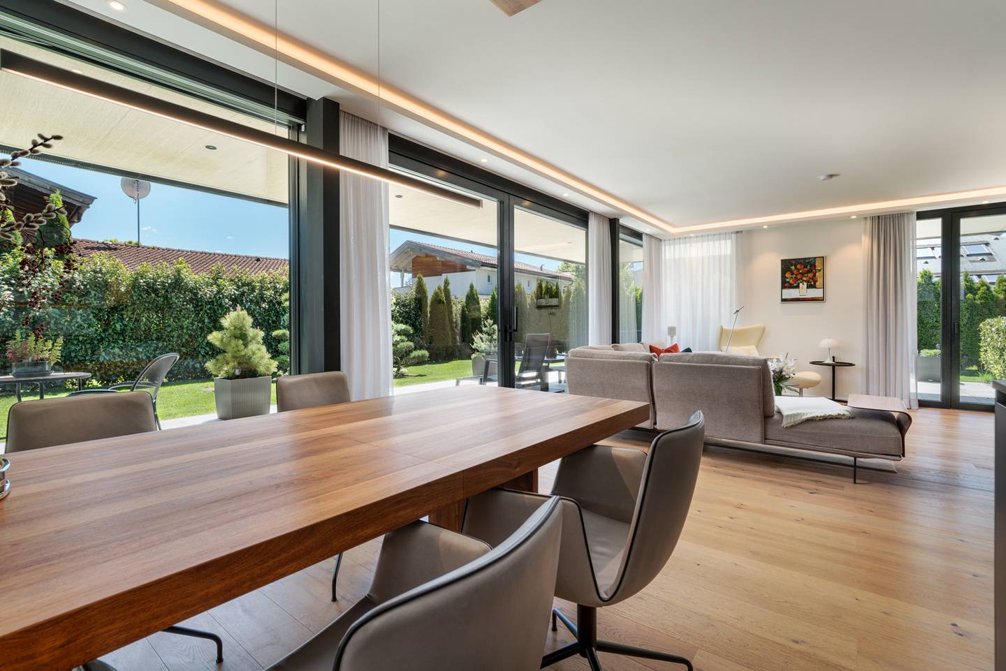 Erdgeschosswohnung im Zwei-Parteienhaus mit Gartenblick und Tiefgarage
