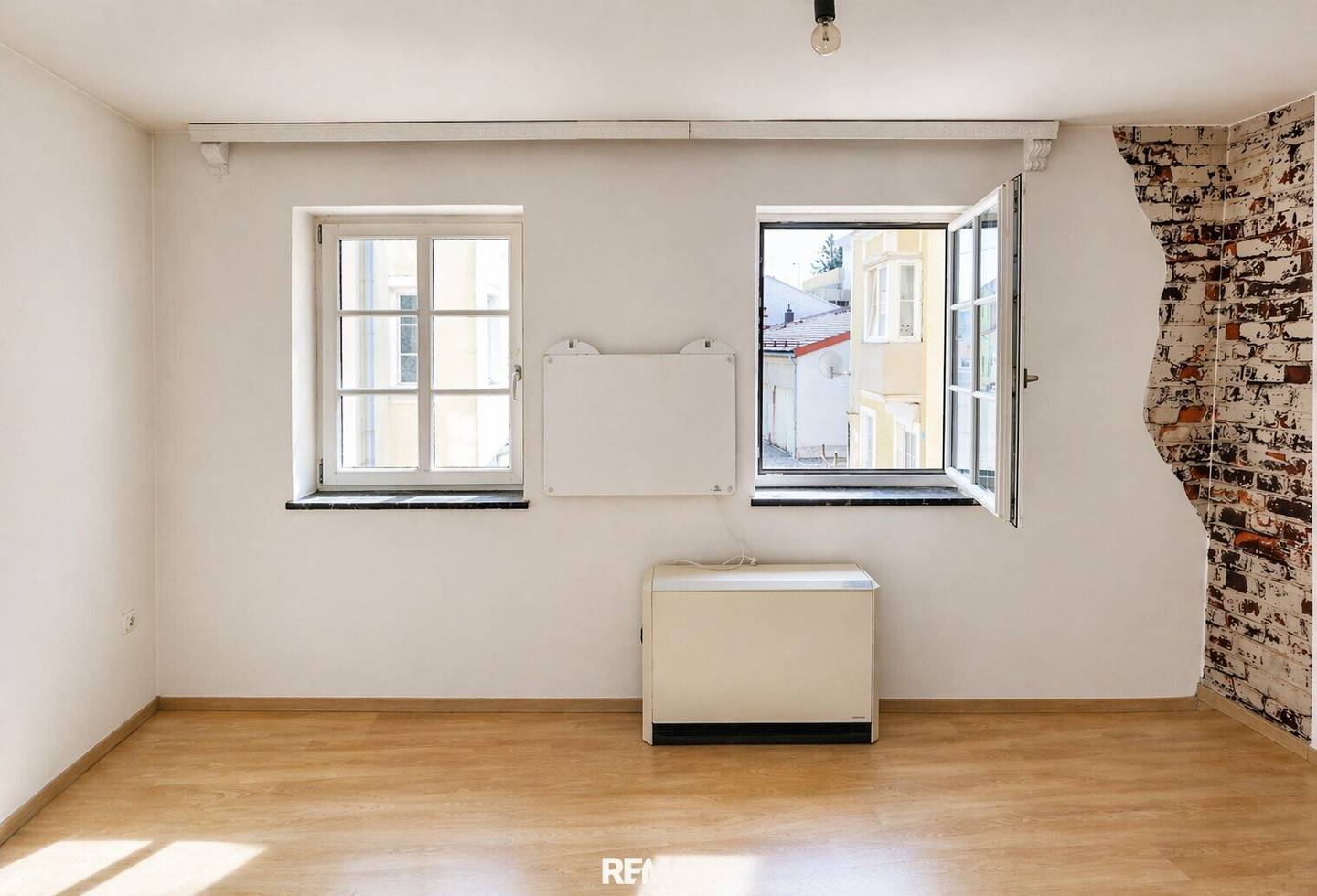 Bright Apartment in the Center with Laminate Flooring
