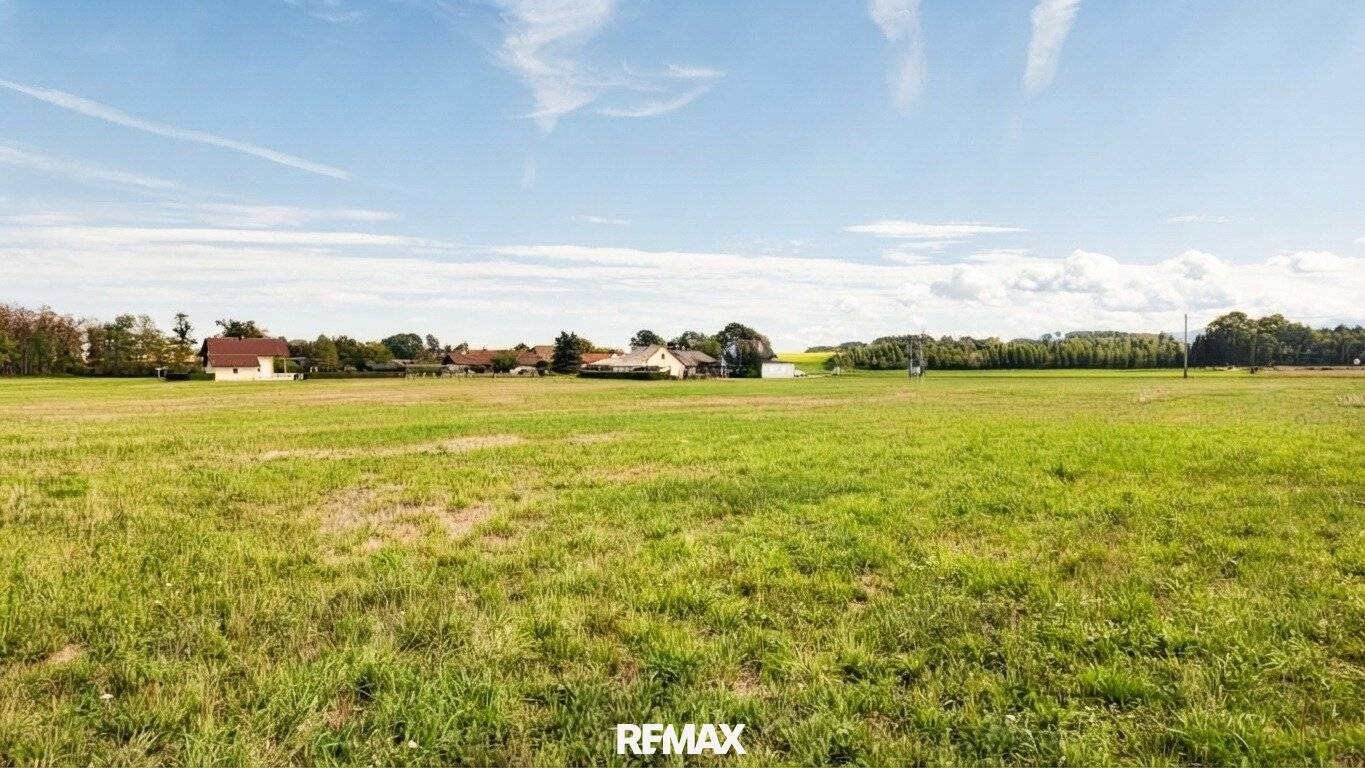 Plot of land in green surroundings with good connections