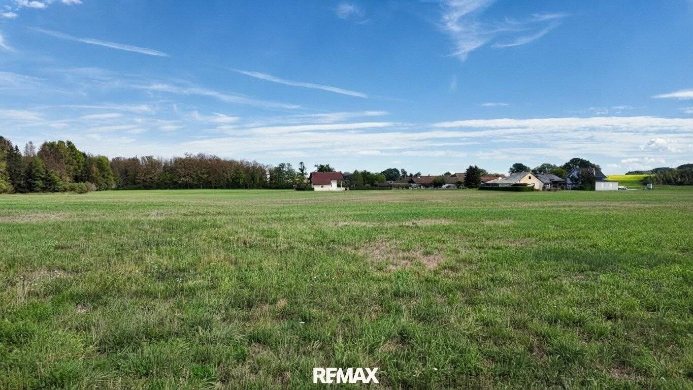 Plot of land in green surroundings with good connections