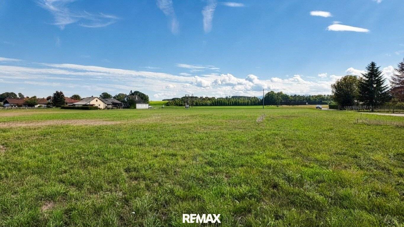 Plot of land in green surroundings with good connections