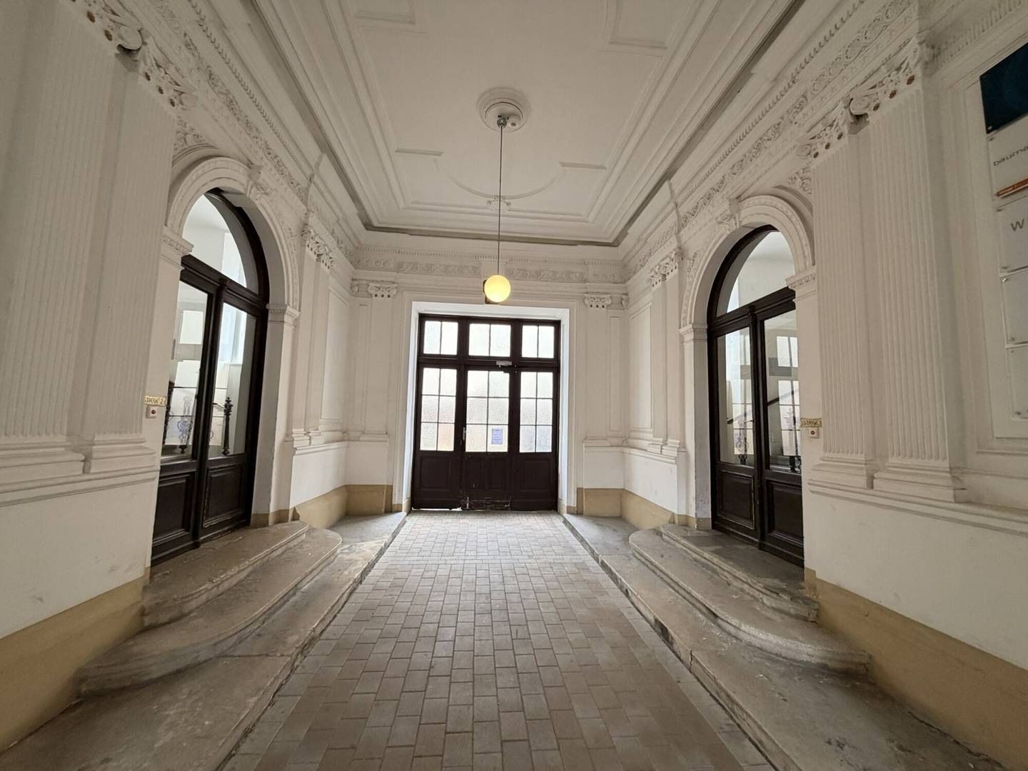 Hochparterre Altbaubüro mit Fischgrätparkett und Grünblick