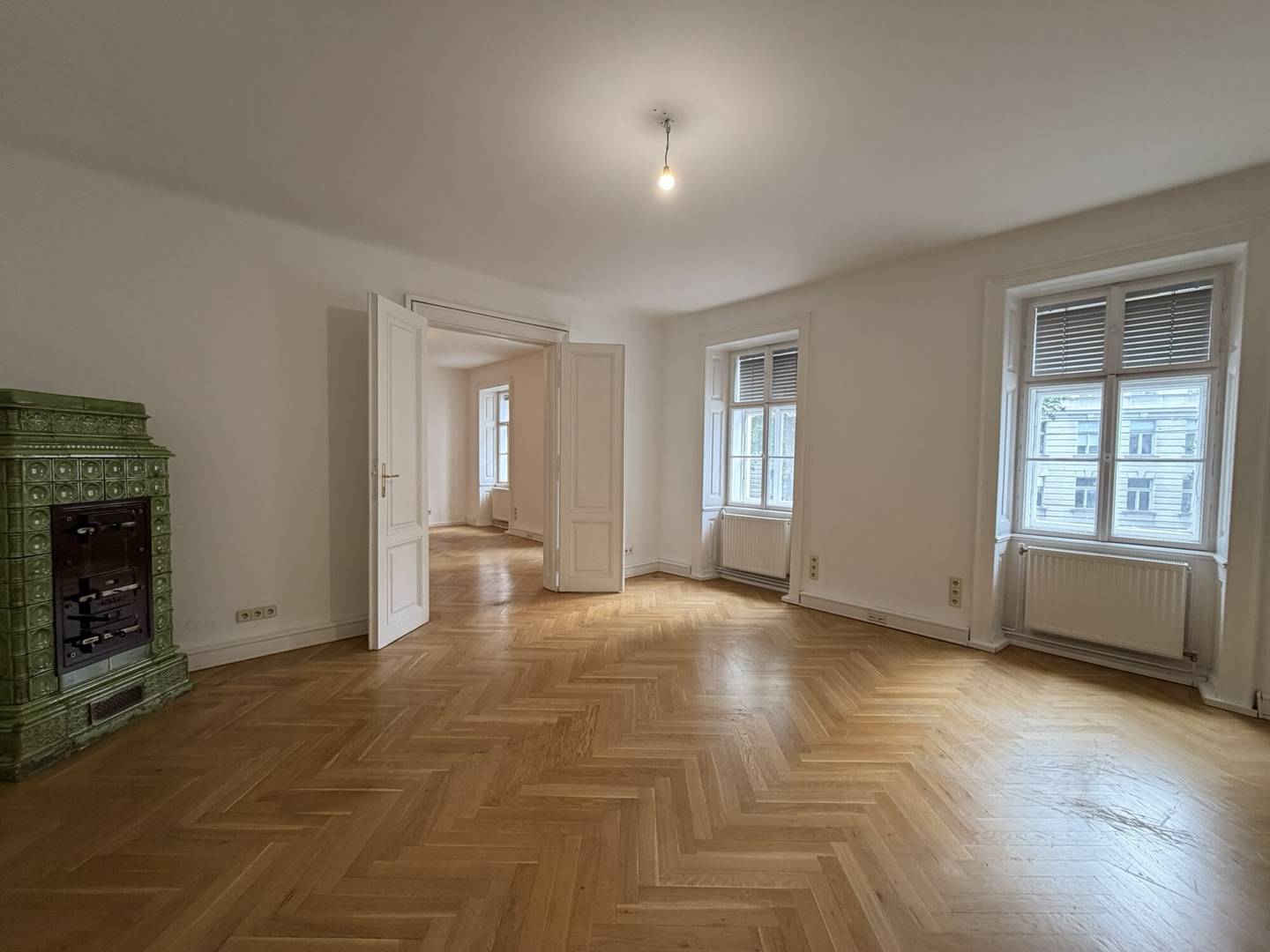 Hochparterre Altbaubüro mit Fischgrätparkett und Grünblick