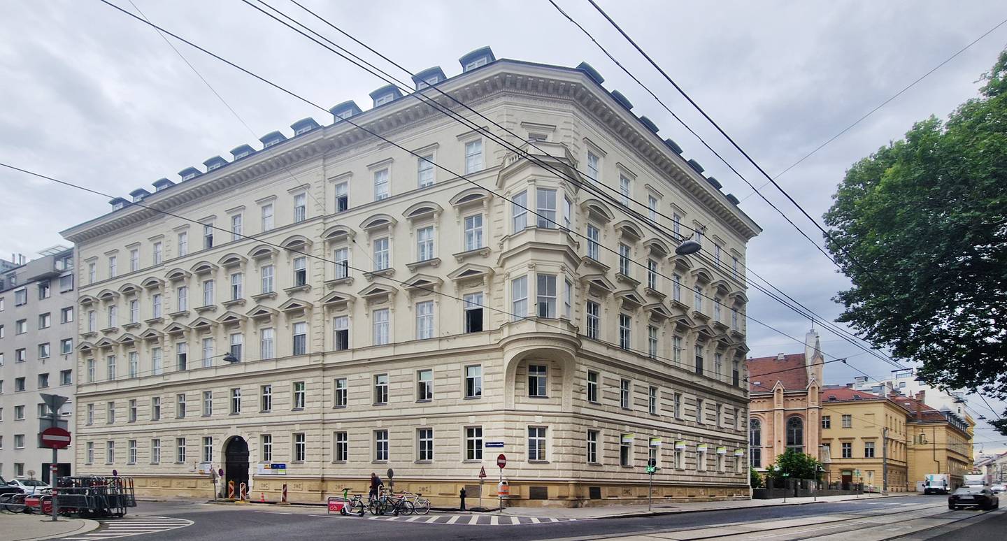 Hochparterre Altbaubüro mit Fischgrätparkett und Grünblick