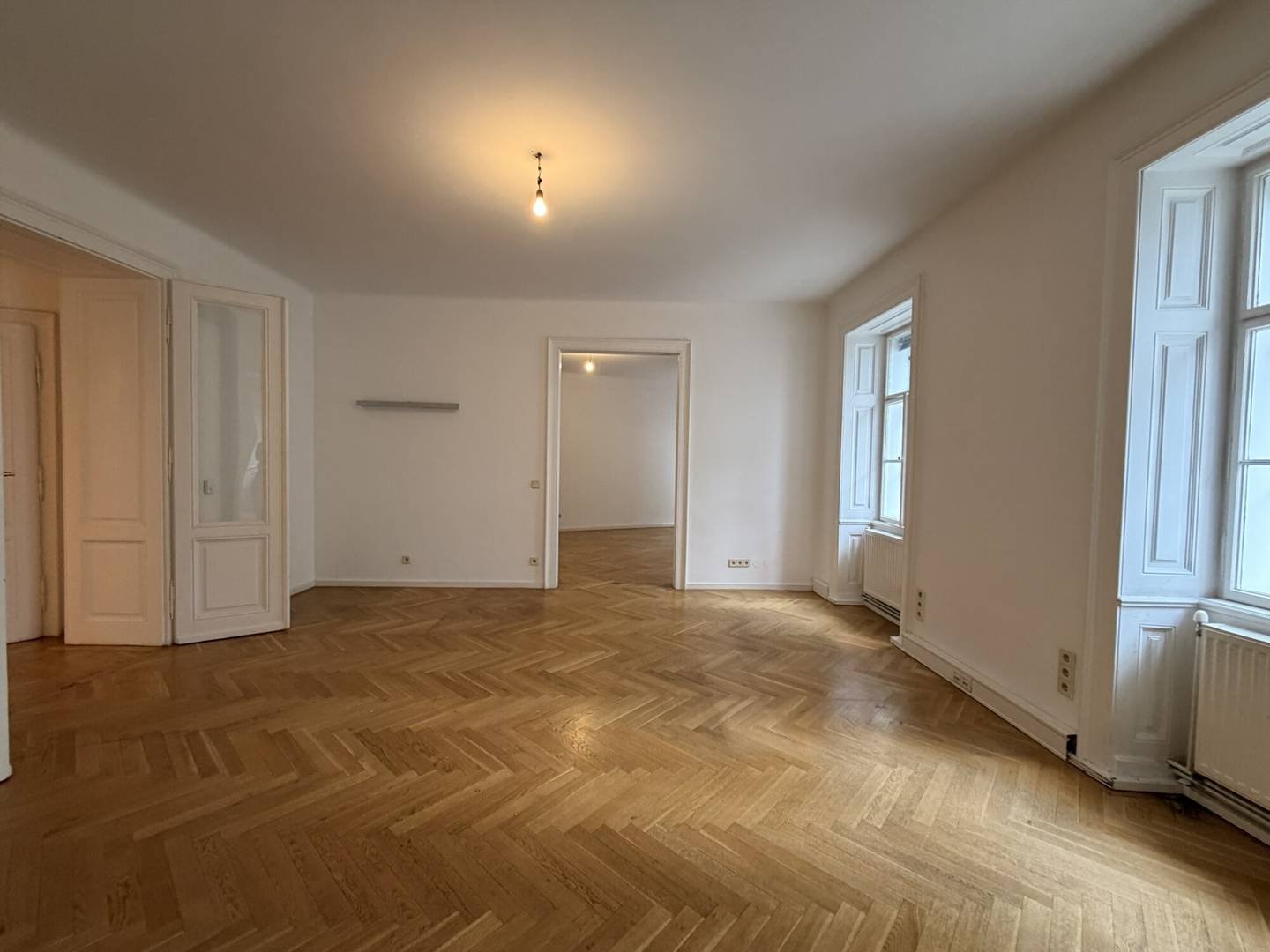 Hochparterre Altbaubüro mit Fischgrätparkett und Grünblick