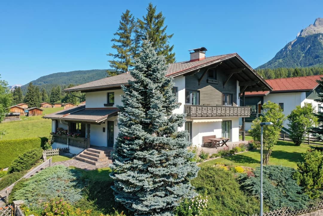 Charmantes Zweifamilienhaus mit Garten und Balkon in sonniger Lage