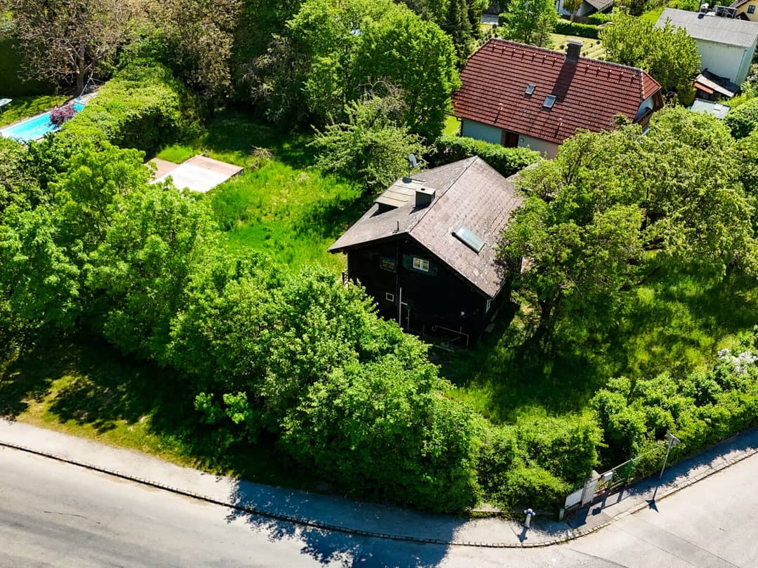 Building plot with old trees in Gablitz