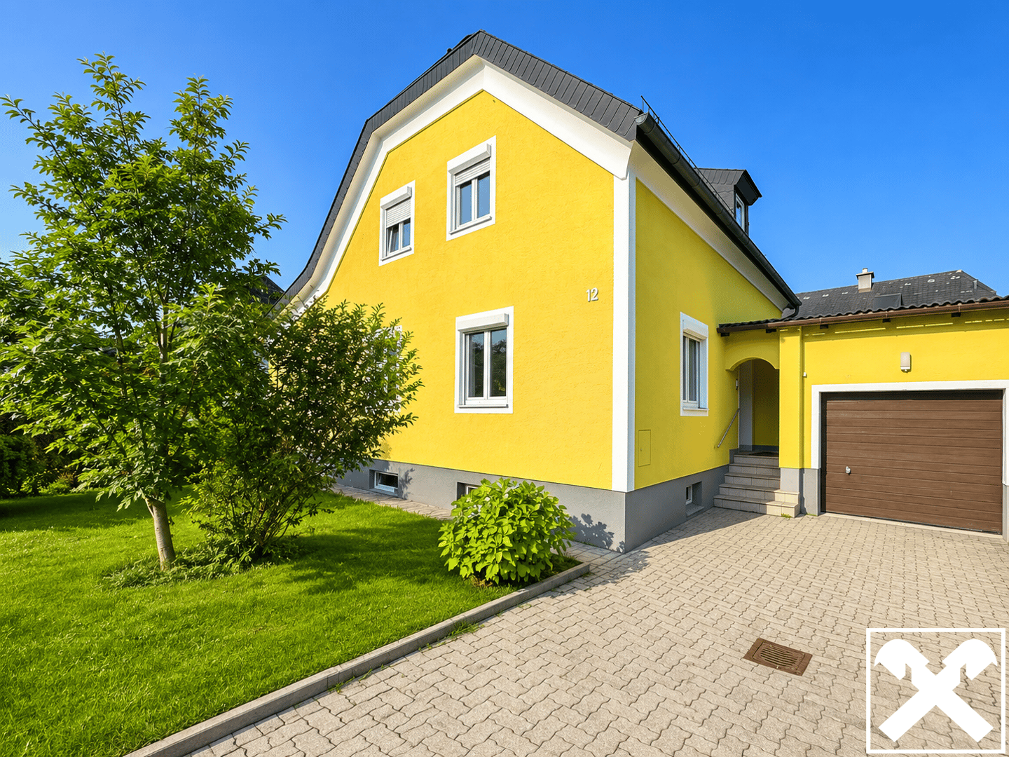 Family home with garden and terrace in quiet location