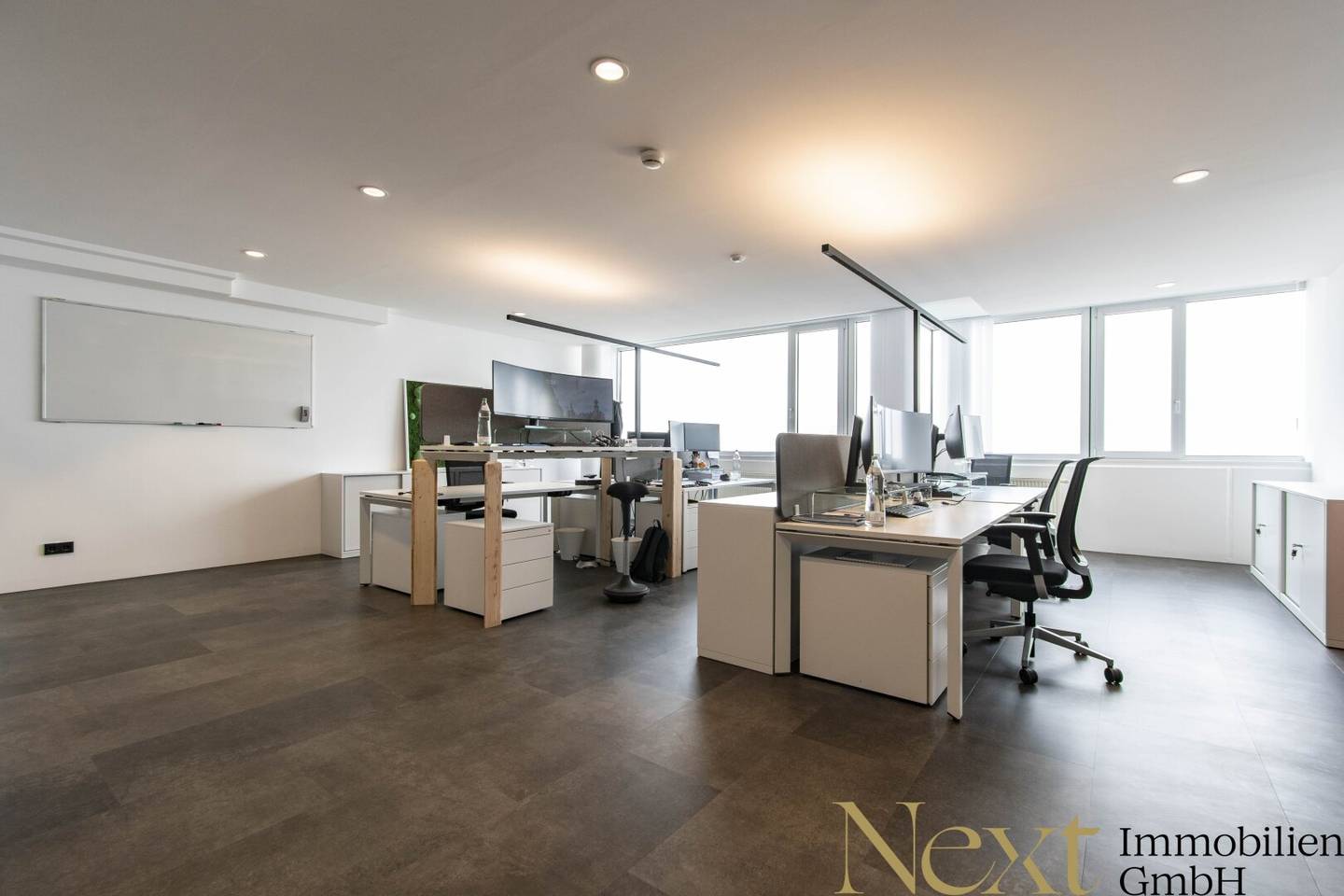 Bright and modern office space (15th floor) in City Tower II in Linz for rent!