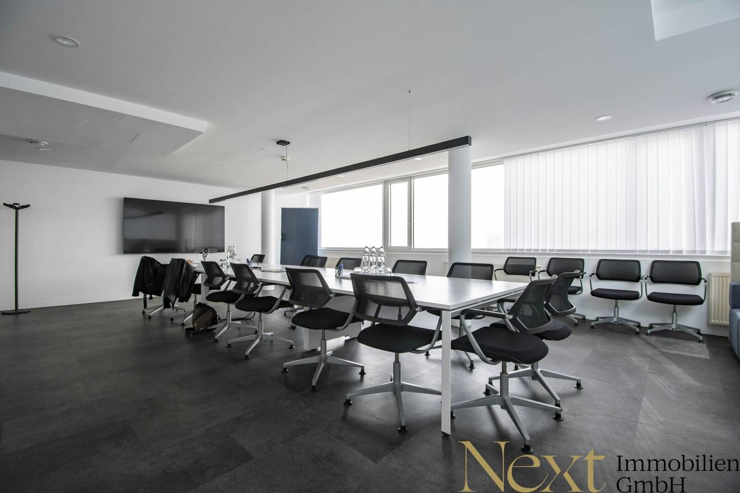 Bright and modern office space (15th floor) in City Tower II in Linz for rent!