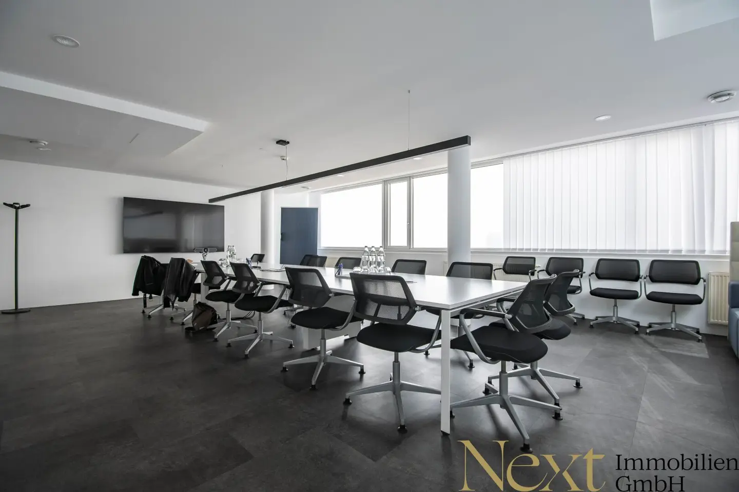 Bright and modern office space (15th floor) in City Tower II in Linz for rent!